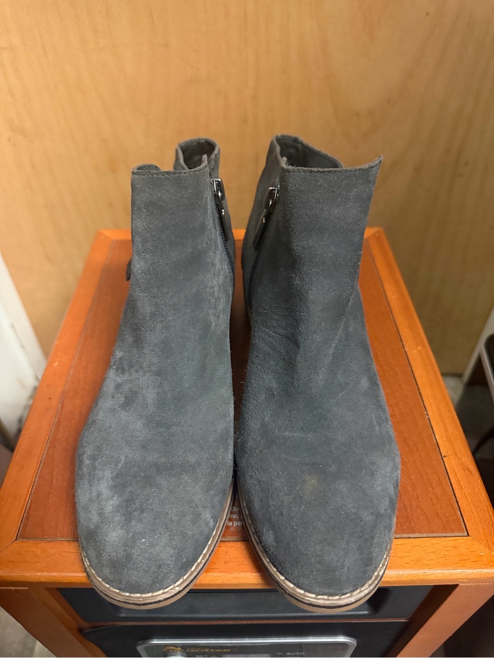 Blondo Women’s Gray Suede Waterproof Ankle Booties. Size: 8 - Picture 4 of 7